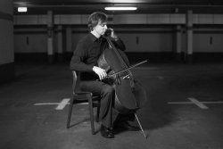 Cellist in einer Tiefgarage