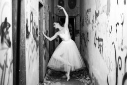Balletttänzerin in einem Abbruchhaus